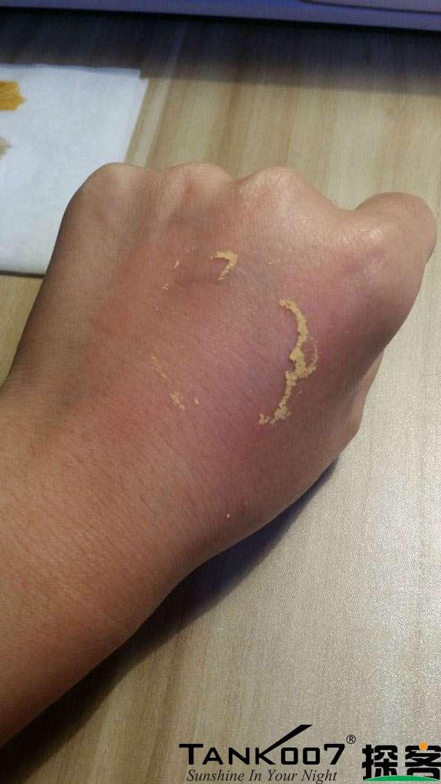 客戶買了紫光手電驗(yàn)熒光劑，先拿面膜大姨媽巾開刀 