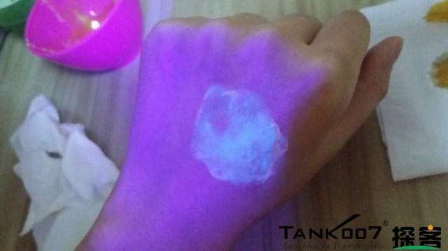 客戶買了紫光手電驗(yàn)熒光劑，先拿面膜大姨媽巾開刀 