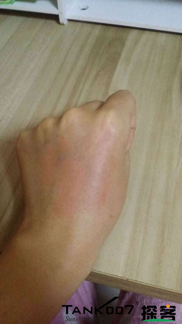 客戶買了紫光手電驗(yàn)熒光劑，先拿面膜大姨媽巾開刀 