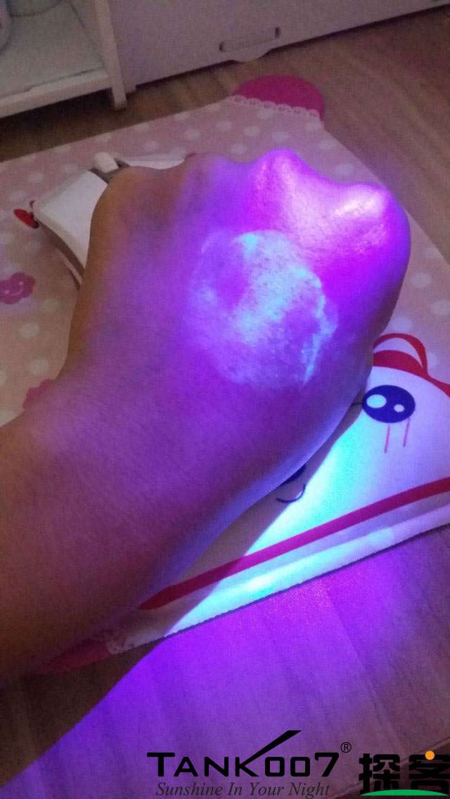 客戶買了紫光手電驗(yàn)熒光劑，先拿面膜大姨媽巾開刀 