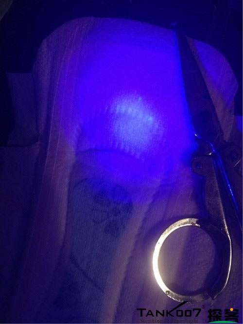 客戶買了紫光手電驗(yàn)熒光劑，先拿面膜大姨媽巾開刀 