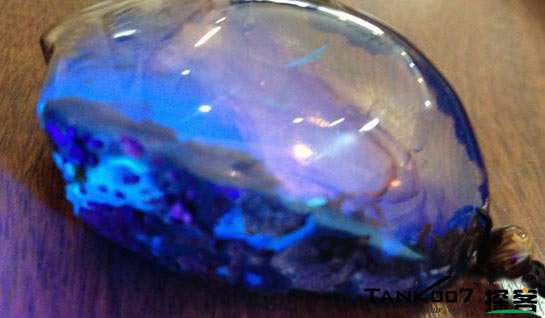 網(wǎng)上用紫光手電鑒定琥珀的帖子這么多，哪個是真假？