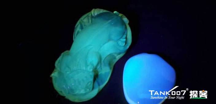 網(wǎng)上用紫光手電鑒定琥珀的帖子這么多，哪個是真假？