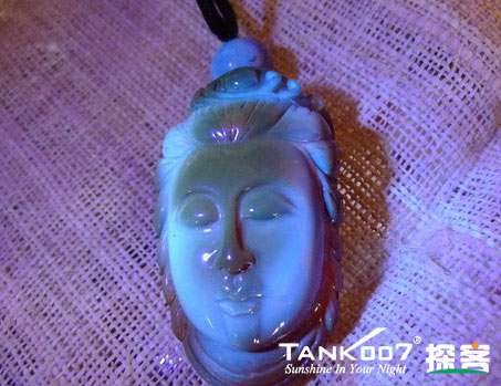 網(wǎng)上用紫光手電鑒定琥珀的帖子這么多，哪個是真假？