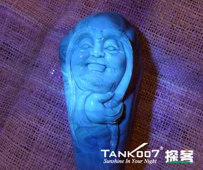 網(wǎng)上用紫光手電鑒定琥珀的帖子這么多，哪個是真假？