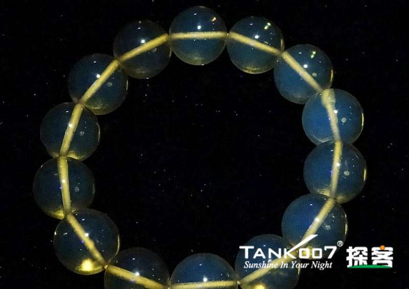 網(wǎng)上用紫光手電鑒定琥珀的帖子這么多，哪個是真假？