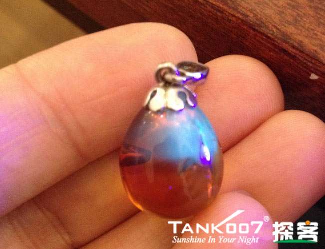 網(wǎng)上用紫光手電鑒定琥珀的帖子這么多，哪個是真假？