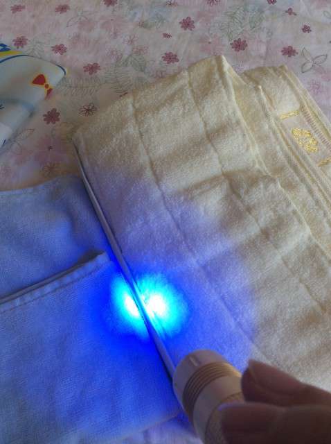  寶媽買了紫光手電，衣服上好多熒光劑，看的心慌害怕