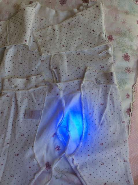  寶媽買了紫光手電，衣服上好多熒光劑，看的心慌害怕