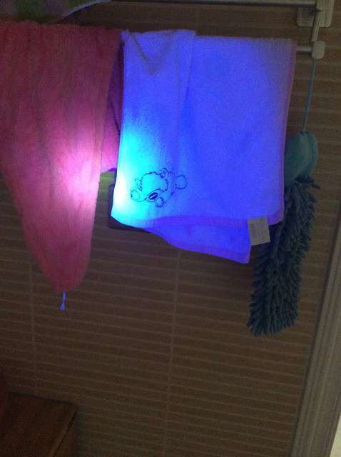  寶媽買了紫光手電，衣服上好多熒光劑，看的心慌害怕